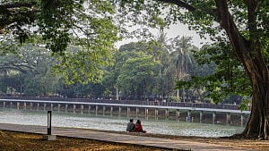 রমনা পার্কে আনসারের ‘নীতি পুলিশিং’