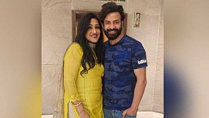 বন্ধু শাকিবের সঙ্গে দেখা ঋতুপর্ণার