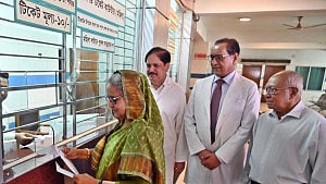 হাসপাতালে ১০ টাকার টিকেট কেটে চোখ দেখালেন প্রধানমন্ত্রী