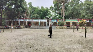 টাঙ্গাইলে ফাঁকা ভোটকেন্দ্রে আনসার সদস্যদের ‘অলস সময়’