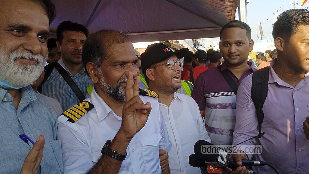 চট্টগ্রাম বন্দরের নিউমুরিং কন্টেইনার টার্মিনালের (এনসিটি-১) জেটিতে মুক্ত নাবিকদের অভ্যর্থনা অনুষ্ঠানে এমভি আবদুল্লাহর ক্যাপ্টেন আবদুর রশিদ।