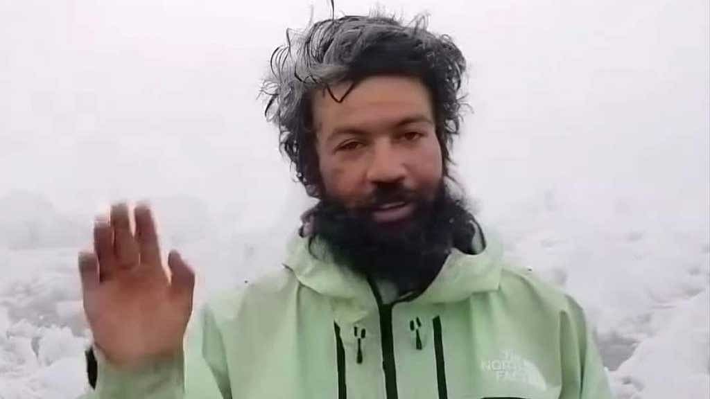 বেজ ক্যাম্পে নেমে ফেইসবুকে একটি ছোট ভিডিওবার্তা পোস্ট করেন বাবর আলী। ছবিটি সেখান থেকে নেওয়া।