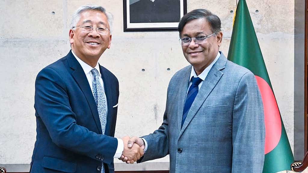 ঢাকায় পররাষ্ট্র মন্ত্রণালয়ে বুধবার পররাষ্ট্রমন্ত্রী হাছান মাহমুদের সঙ্গে বৈঠক করেন মার্কিন সহকারী পররাষ্ট্রমন্ত্রী ডনাল্ড লু।