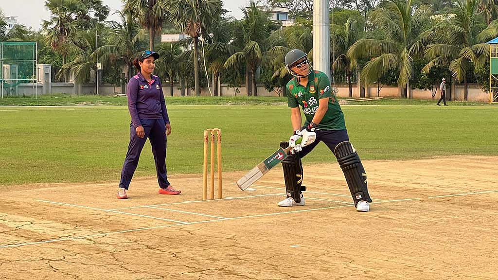 বাংলাদেশের নারী ক্রিকেটারদের সঙ্গে ক্রিকেট মাঠে ডনাল্ড লু