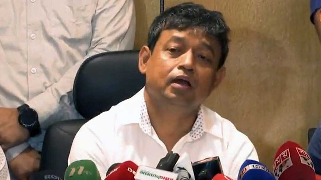সংসদ সদস্য আনোয়ারুল আজীম হত্যা নিয়ে শনিবার সংবাদ সম্মেলনে ঢাকা মহানগর গোয়েন্দা পুলিশের অতিরিক্ত কমিশনার হারুন অর রশীদ।