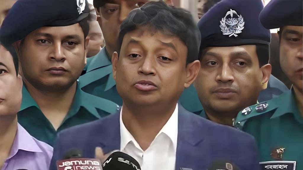 কলকাতা থেকে ফিরে বৃহস্পতিবার ঢাকার হযরত শাহজালাল আন্তর্জাতিক বিমানবন্দরে নেমে সাংবাদিকদের সঙ্গে কথা বলেন ঢাকা মহানগর গোয়েন্দা পুলিশের অতিরিক্ত কমিশনার হারুন অর রশীদ। একাত্তর টিভি থেকে নেওয়া ছবি