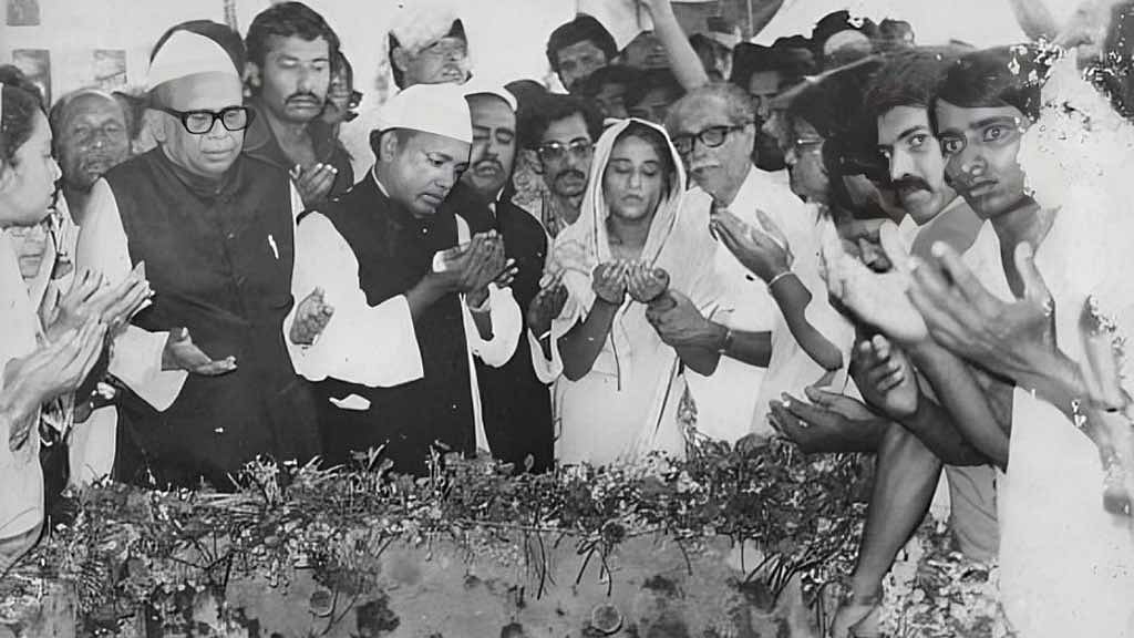 ১৯৮১ সালে দেশে ফেরার পর ১৯ মে টুঙ্গিপাড়ায় বঙ্গবন্ধুর কবরের পাশে শেখ হাসিনা। ছবি: আওয়ামী লীগ ওয়েবসাইট