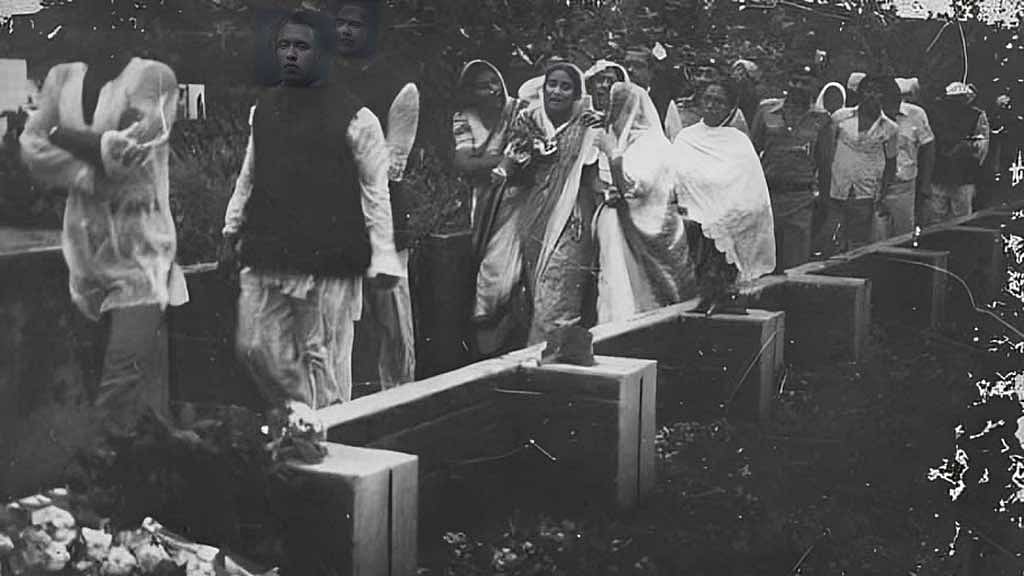 ১৯৮১ সালে দেশে ফেরার পর বনানীতে পরিবারের সদস্যদের কবরের পাশে শেখ হাসিনা। ছবি: আওয়ামী লীগ ওয়েবসাইট