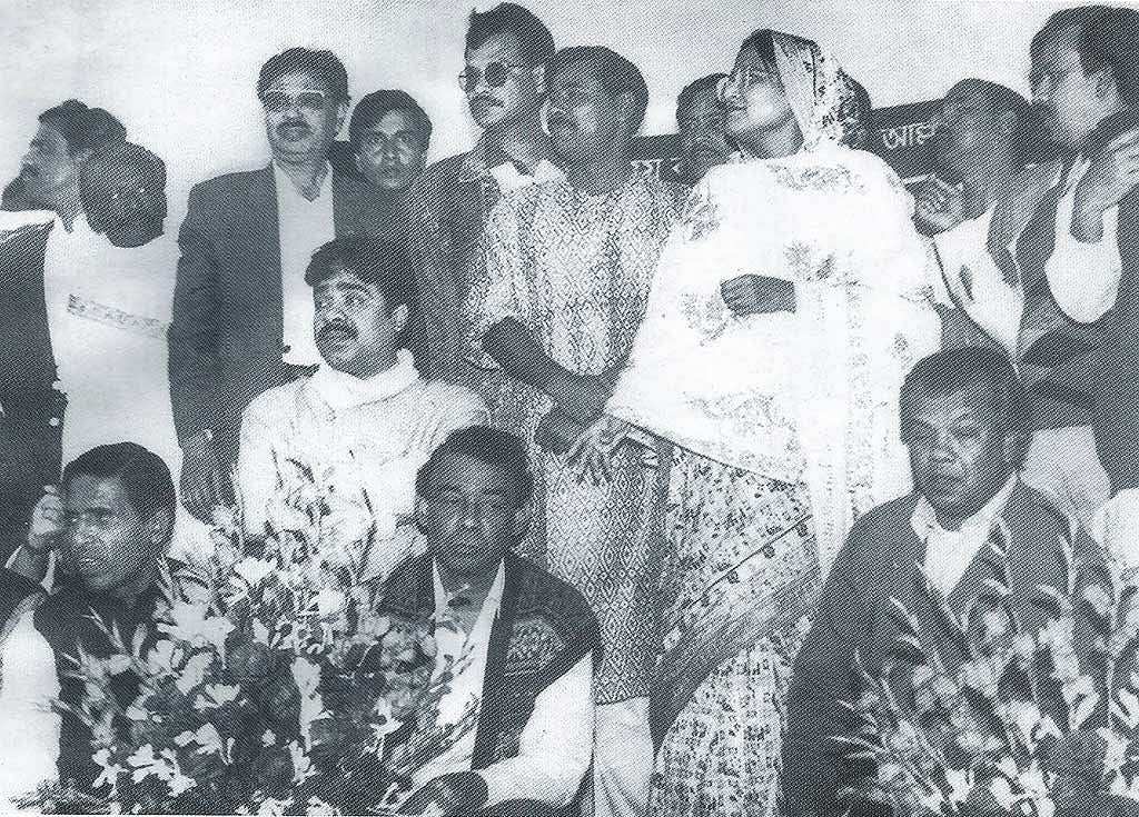 ৯০ এর দশকের শুরুর দিকে আওয়ামী লীগের এক দলীয় অনুষ্ঠানে শেখ হাসিনা। ছবি: সিআরআই