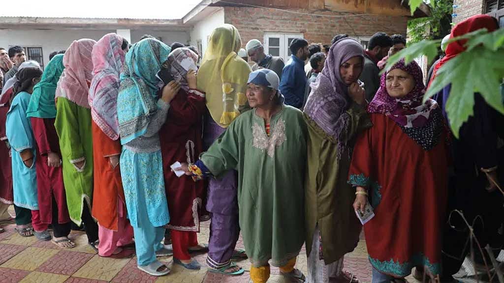 কাশ্মিরের পুলওয়ামা জেলার নাইরা গ্রামে নারী ভোটকেন্দ্রে ভোটারদের সারি। ছবি: আলজাজিরা