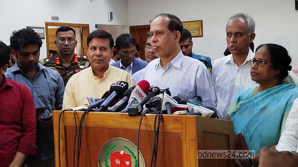প্রধান নির্বাচন কমিশনার কাজী হাবিবুল আউয়াল মানছেন ভোটার উপস্থিতি কম হয়েছে। তবে ভোট সামগ্রিকভাবে শান্তিপূর্ণ হওয়ায় স্বস্তিও প্রকাশ করেছেন