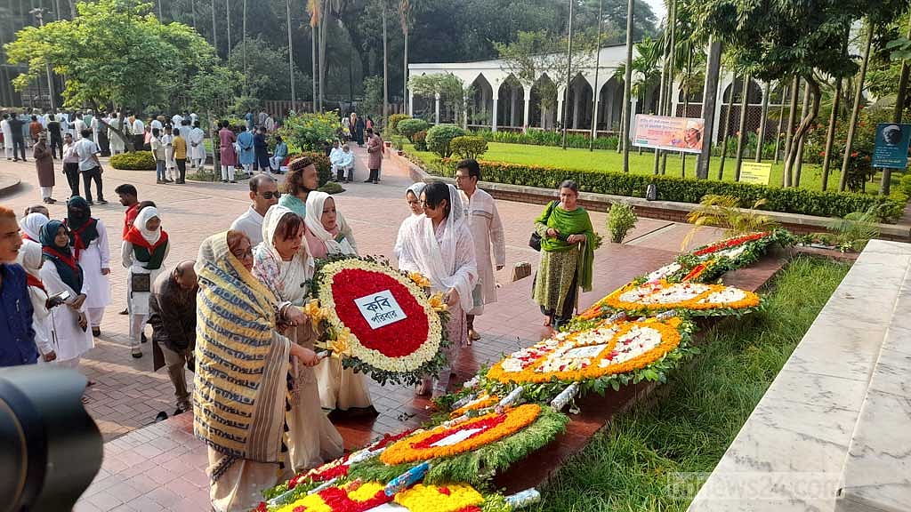 জাতীয় কবি কাজী নজরুল ইসলামের ১২৫তম জন্মজয়ন্তীতে শনিবার তার সমাধিতে পরিবারের সদস্যদের শ্রদ্ধা নিবেদন।