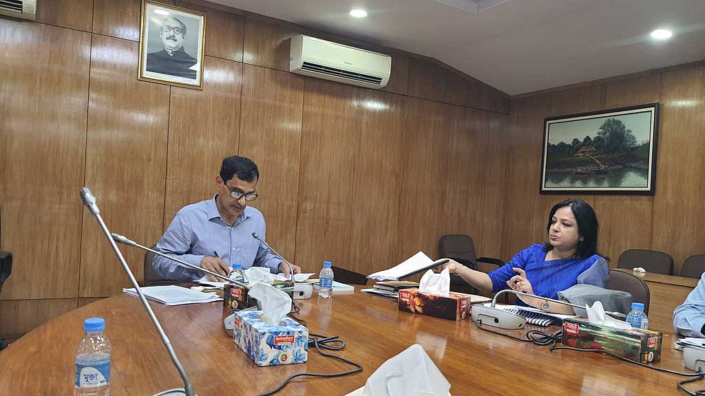অর্থনৈতিক বিষয় সংক্রান্ত মন্ত্রিসভা কমিটির বৈঠকের পর ব্রিফ করেন মাহমুদুল হোসাইন খান।
