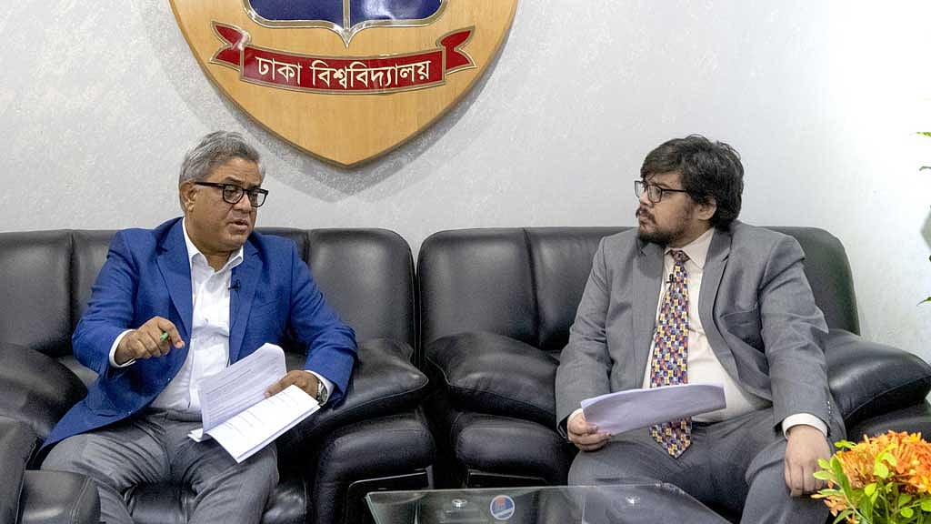 ইনসাইড আউটের উপস্থাপক সৌমিক হাসীনের সঙ্গে ঢাকা বিশ্ববিদ্যালয়ের উপাচার্য অধ্যাপক এএসএম মাকসুদ কামাল।