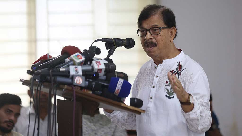 নাগরিক ঐক্যের সভাপতি মাহমুদুর রহমান মান্না মনে করেন, ‘সরকার নড়ছে’