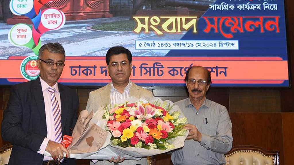 সংবাদ সম্মেলনে দায়িত্ব গ্রহণের চার বছরে শেখ ফজলে নূর তাপসকে শুভেচ্ছা জানান ঢাকা দক্ষিণ সিটি করপোরেশনের কর্মকর্তারা