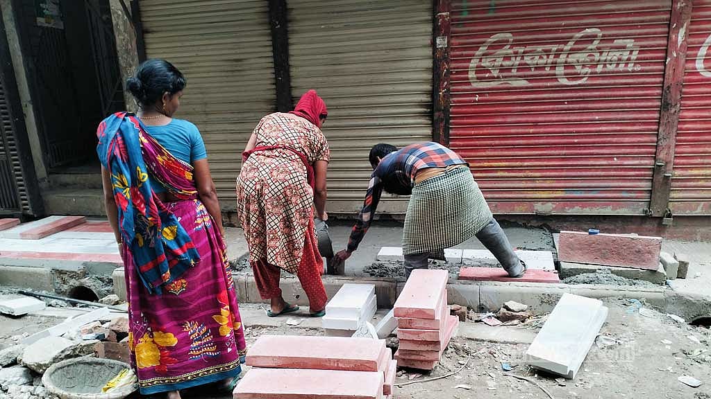 টিক্কাপাড়ায় একই সঙ্গে চলছে ফুটপাত মেরামতের কাজও