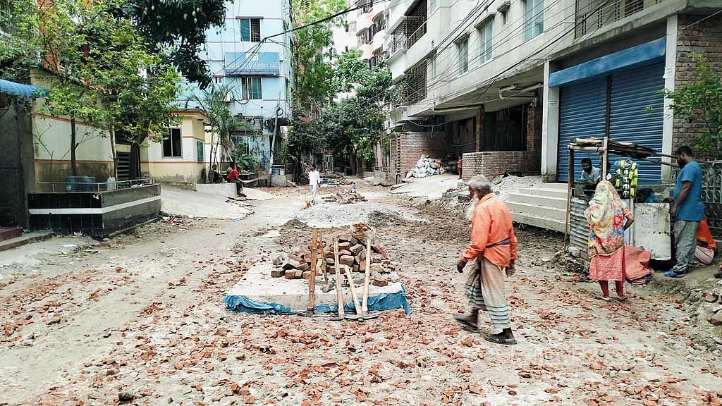 নবদয় হাউজিংয়ের কয়েকটি রাস্তায় ফেলা হয়েছে সুড়কি