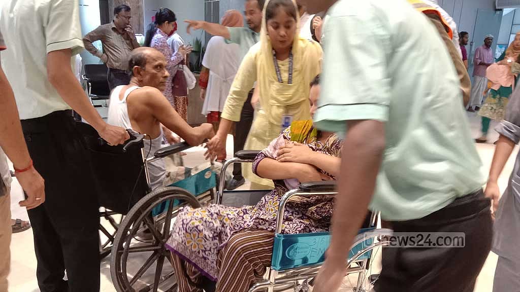 আগুন লাগার পর ধোঁয়া ছড়িয়ে পড়লে আতঙ্কে অনেকে অসুস্থ স্বজনদের নিয়ে নিচে নেমে আসেন।
