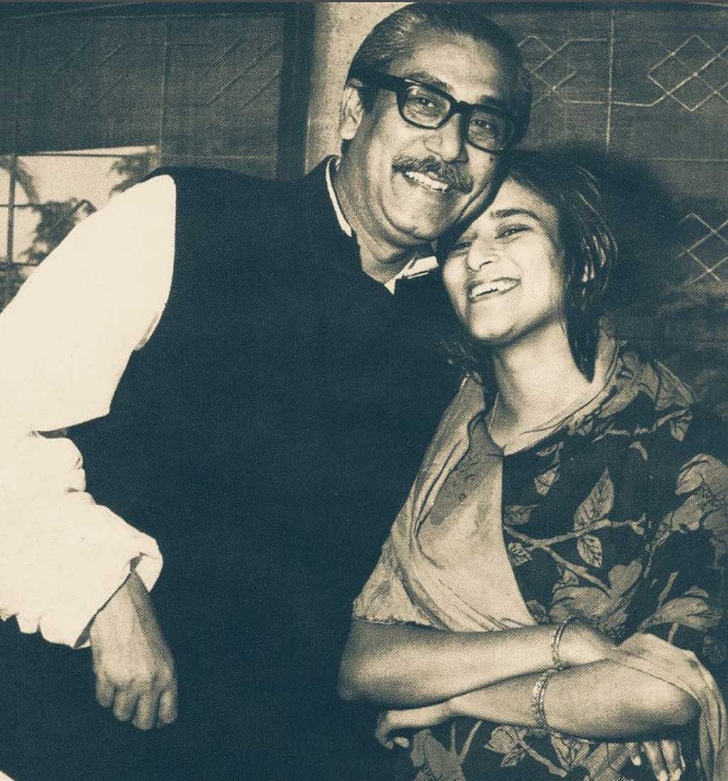 বঙ্গবন্ধু শেখ মুজিবুর রহমানের সঙ্গে তার বড় মেয়ে শেখ হাসিনা