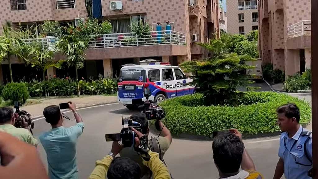 পুলিশ বলছে, নিউ টাউনের সঞ্জীভা গার্ডেনস নামের ওই অ্যাপার্টমেন্ট ব্লকের এক ফ্ল্যাটে এমপি আনারকে খুন করা হয়।