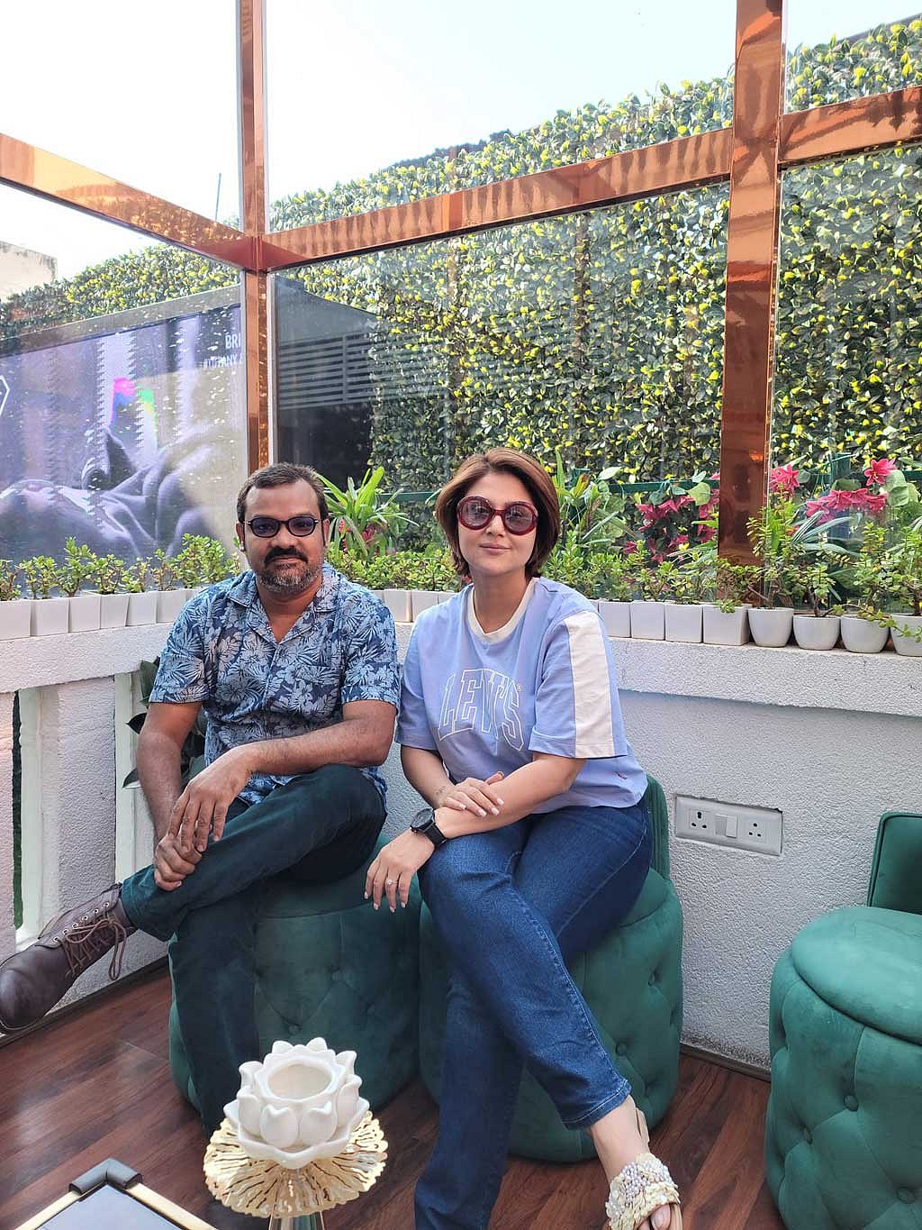  নির্মাতা হিমু আকরামের সঙ্গে অভিনেত্রী স্বস্তিকা মুখার্জি 