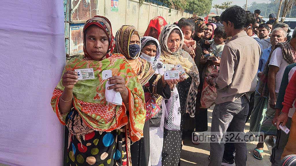 টিসিবির মাধ্যমে যে এক কোটি ফ্যামিলি কার্ড সরকার চালু করেছে, তা নিয়মিত হালনাগাদ করা দরকার বলে মনে করেন একজন অর্থনীতিবিদ।
