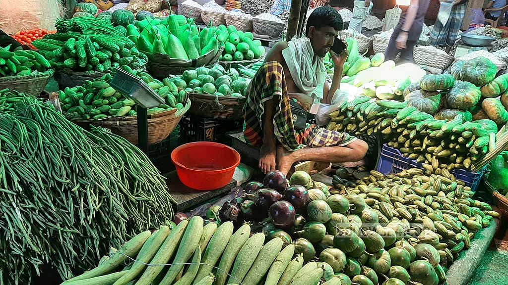কারওয়ানবাজারে ৩০ থেকে ৪০ টাকা কেজি দরে বেশিরভাগ সবজি পাওয়া যাচ্ছে
