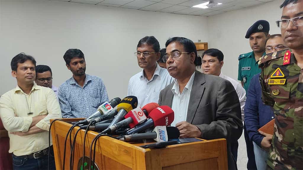 বুধবার রাজধানীর আগারগাঁওয়ে নির্বাচন ভবনে নির্বাচন কমিশন সচিব মো. জাহাংগীর আলম ভোটার উপস্থিতি নিয়ে কথা বলেন। 