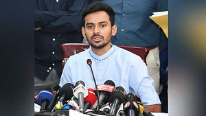 ‘মানহানির’ জন্য আমার কাছে কেউ কি ক্ষমা চেয়েছে: ইশরাককে উপদেষ্টা আসিফ