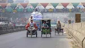 Reckless battery-run rickshaws on the highway