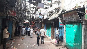 হাজারী গলিতে যৌথবাহিনীর ওপর হামলার ঘটনায় মামলা