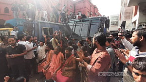 চিন্ময় দাশের প্রিজন ভ্যান ঘিরে আদালত প্রাঙ্গণে বিক্ষোভ