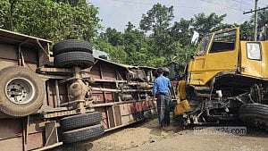 ৩ যানের সংঘর্ষে আহত ২০, কুমিল্লা-সিলেট মহাসড়কে সাড়ে ৫ ঘণ্টার দুর্ভোগ