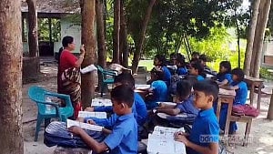 স্কুল ভবন পরিত্যক্ত, গাছতলায় ক্লাস
