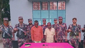 ঝিনাইদহে ২ ‘পাচারকারীর’ কাছে মিলল সাড়ে পাঁচ কেজি সোনা