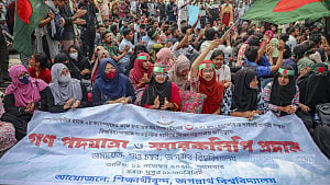 দাবি আদায়ে সচিবালয় ঘেরাওয়ে জবি শিক্ষার্থীরা