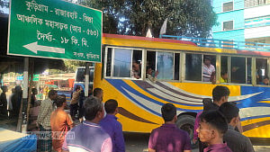 কুড়িগ্রামে হিন্দুদের সমাবেশগামী বাসে ‘হামলা’, গাড়ি আটকে দেওয়া অভিযোগ