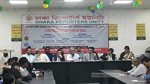 শ্রমিকদের রেশন কার্ডের মাধ্যমে নিত্যপণ্য দেওয়ার প্রস্তাব, সচিবের ভিন্ন কথা
