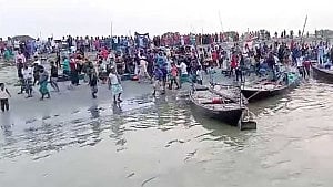 লগি-বৈঠা নিয়ে চড়াও জেলেরা, পিছু হটল অভিযান দল