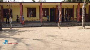 ডোমারে ফাটল ধরা ভবনে ভয় নিয়ে ক্লাস করে শিশুরা