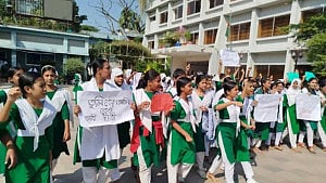 পিরোজপুরে অতিরিক্ত ফি আদায়ের অভিযোগে ছাত্রীদের বিক্ষোভ