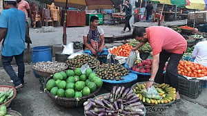 নিষিদ্ধ, তবুও কাঁচাবাজারে হাতে হাতে পলিথিন