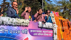 সাফজয়ী ৩ কন্যাকে নিয়ে রাঙামাটি শহরে মোটর শোভাযাত্রা, উচ্ছ্বাস