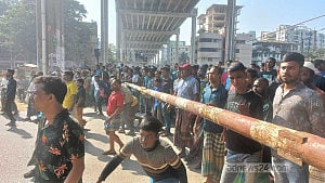 ছয় ঘণ্টা পর ঢাকার সঙ্গে সারা দেশের ট্রেন চলাচল শুরু
