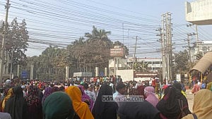 চার বছর আগে বন্ধ কারখানার শ্রমিকদের পাওনার দাবিতে মহাসড়ক অবরোধ