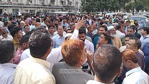 যুগ্ম সচিবের অপসারণ দাবিতে ‘মহাসমাবেশের’ ডাক সচিবালয়ে