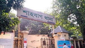 ভিড়ের রাস্তায় দুই বাসের পাল্লা, মাঝে পড়ে প্রাণ গেল একজনের