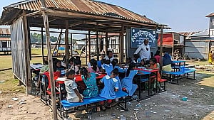 এক স্কুল তিনবার বিলীন পদ্মায়, এখন খোলা আকাশের নিচে ক্লাস