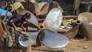 কেরানীগঞ্জের প্রপেলারে চলছে নৌযান